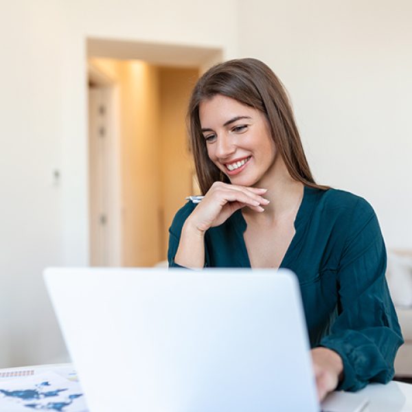 mujer sonriente en una laptop